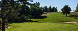 Das Grün der Golfbahn 13 vor dem Fairway auf der Golfanlage Allgäuer Golf- und Landclub e.V. Ottobeuren