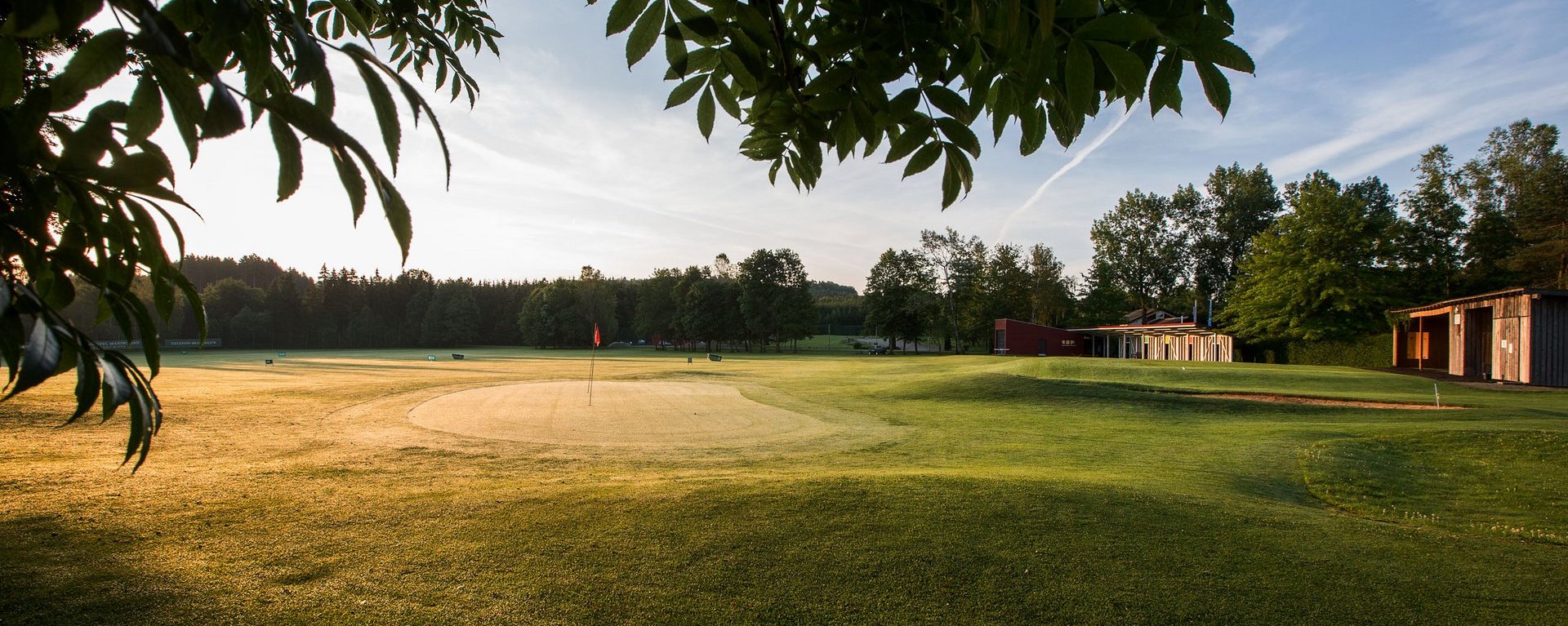 Die Drivingrange der Golfanlage des Allgäuer Golf- und Landclub e.V. im Licht der tiefstehenden Abendsonne