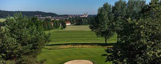 Das Grün der Golfbahn 04 auf der Golfanlage Allgäuer Golf- und Landclub e.V. Ottobeuren mit der Basilika im Hintergrund