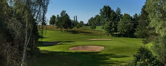 Das Grün mit Bunkern der Golfbahn 13 auf der Golfanlage Allgäuer Golf- und Landclub e.V. Ottobeuren